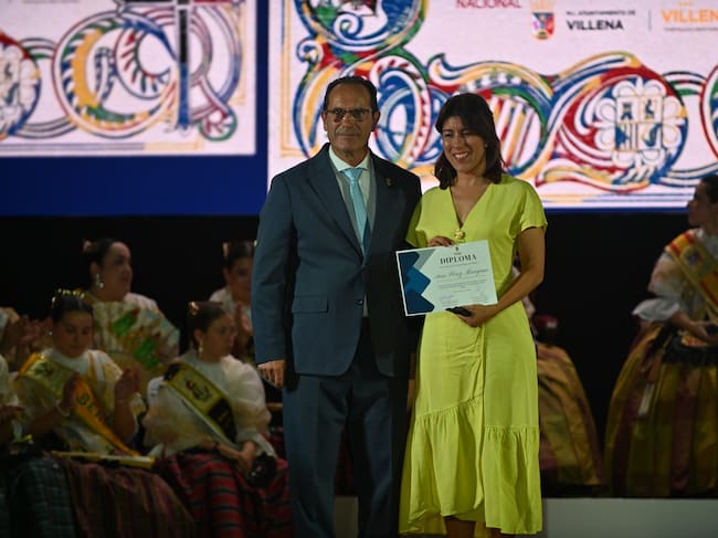 La ganadora recoge el diploma por el premio