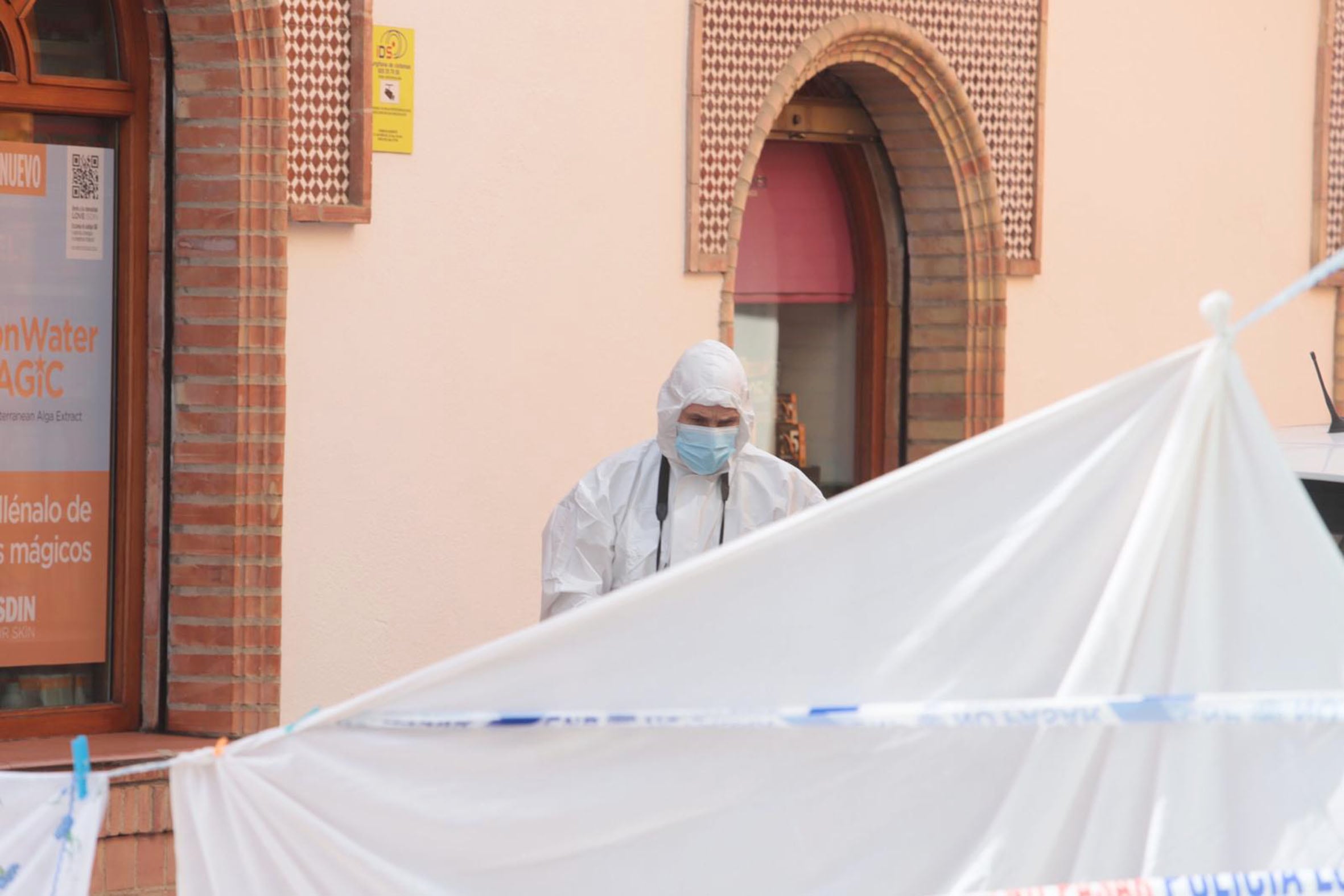 Andújar (Jaén), 11/06/2023.- Un agente de la Policía Nacional, de 40 años, ha fallecido este domingo al ser atacado cuando intervenía para sofocar una discusión entre dos vecinos de Andújar (Jaén), uno de los cuales, el agresor, ha muerto también al ser abatido a tiros por otro agente, que ha resultado herido leve. EFE/Lorente
