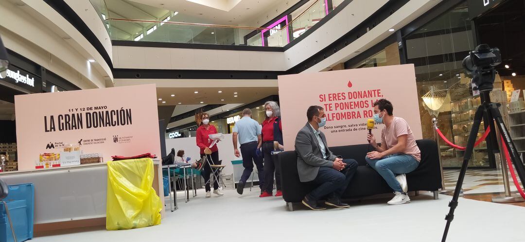 El alcalde de Ondara, José Ramiro en el recinto habilitado, en Portal de la Marina, para la donación de sangre.