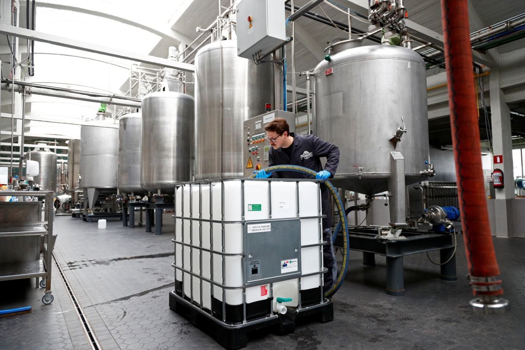 Imagen de un trabajador de una destilería belga que ha dejado de producir ginebra para fabricar alcohol sanitario.