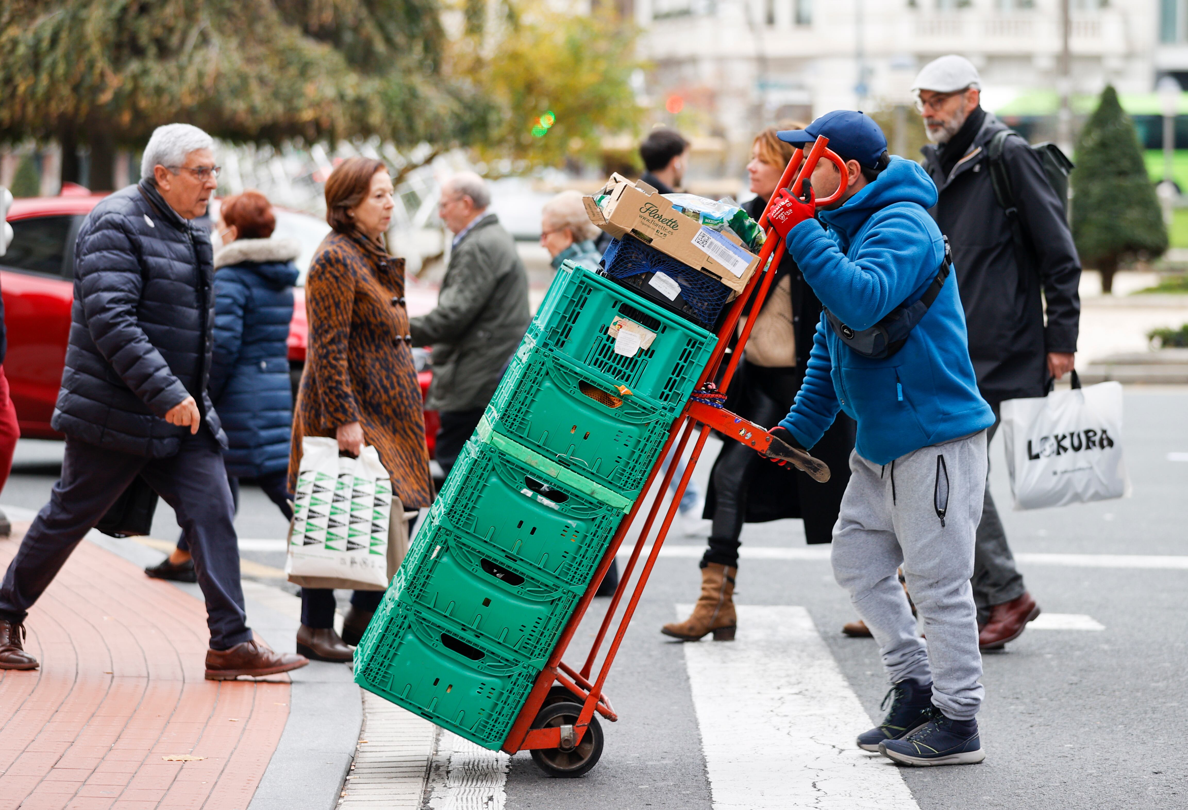 Un transportista lleva genero de alimentación. EFE/Luis Tejido