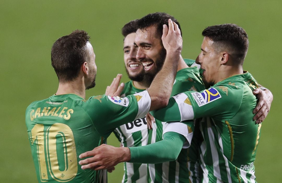 GRAF671. SEVILLA.- Los jugadores del Betis celebran el primer gol del equipo bético durante el encuentro correspondiente a la jornada 21 de primera división que disputan hoy lunes frente a Osasuna en el estadio Benito Villamarín, en Sevilla. EFE Jose Manu