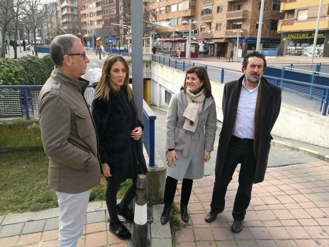 La portavoz Popular Raquel Fernández (2I) a las puertas del aparcamiento junto a varios de los concejales de su grupo