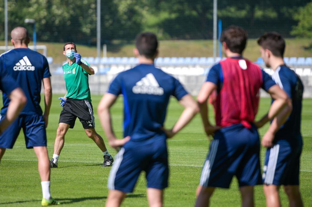 Ziganda dando instrucciones a sus jugadores