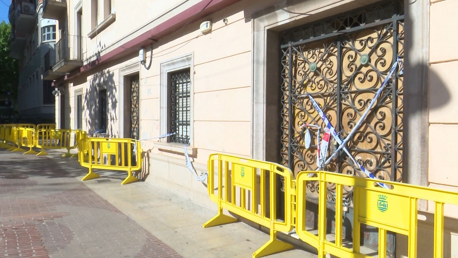 Vallas colocadas en la fachada del antiguo edificio de Correos Gandia