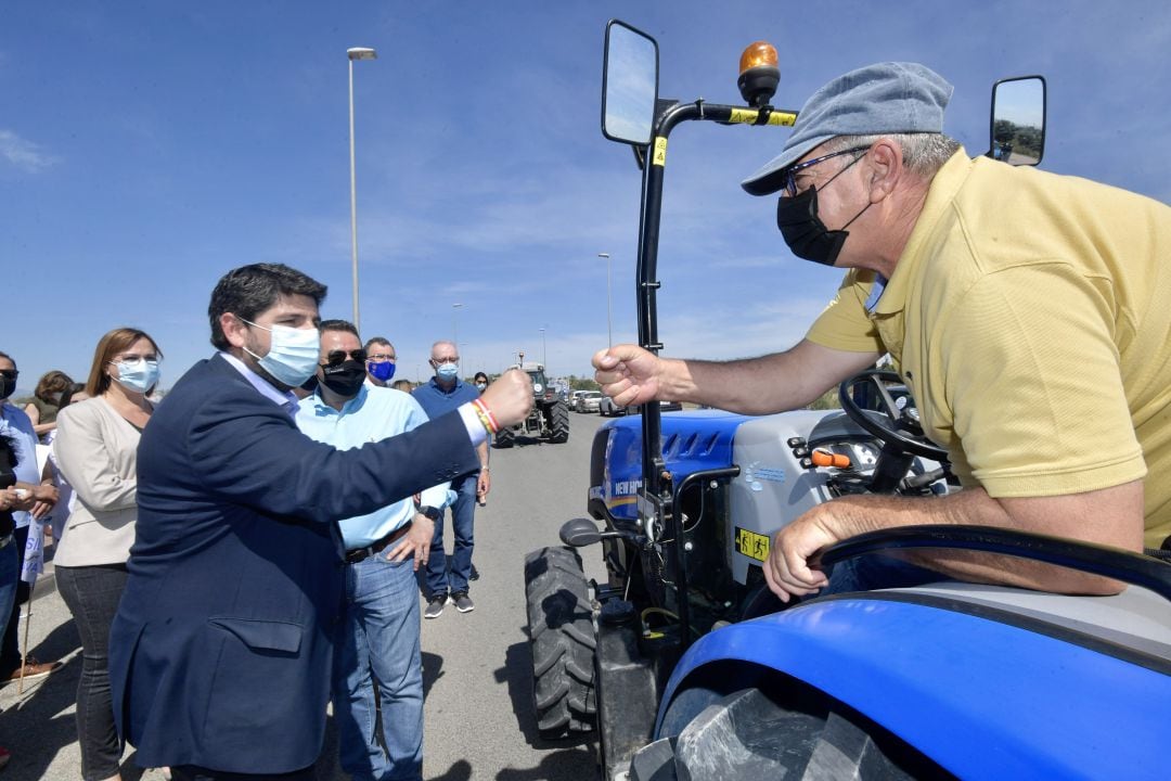 El presidente de la Comunidad, Fernando López Miras, acudió hoy a la manifestación en defensa del Tajo-Segura organizada por el Círculo del Agua que se celebró en distintos puntos de la Región de Murcia 