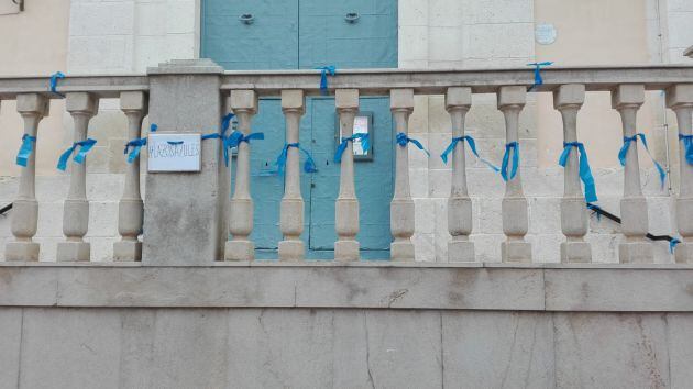 Lazos azules en la entrada al templo de San Bartolomé en Petrer