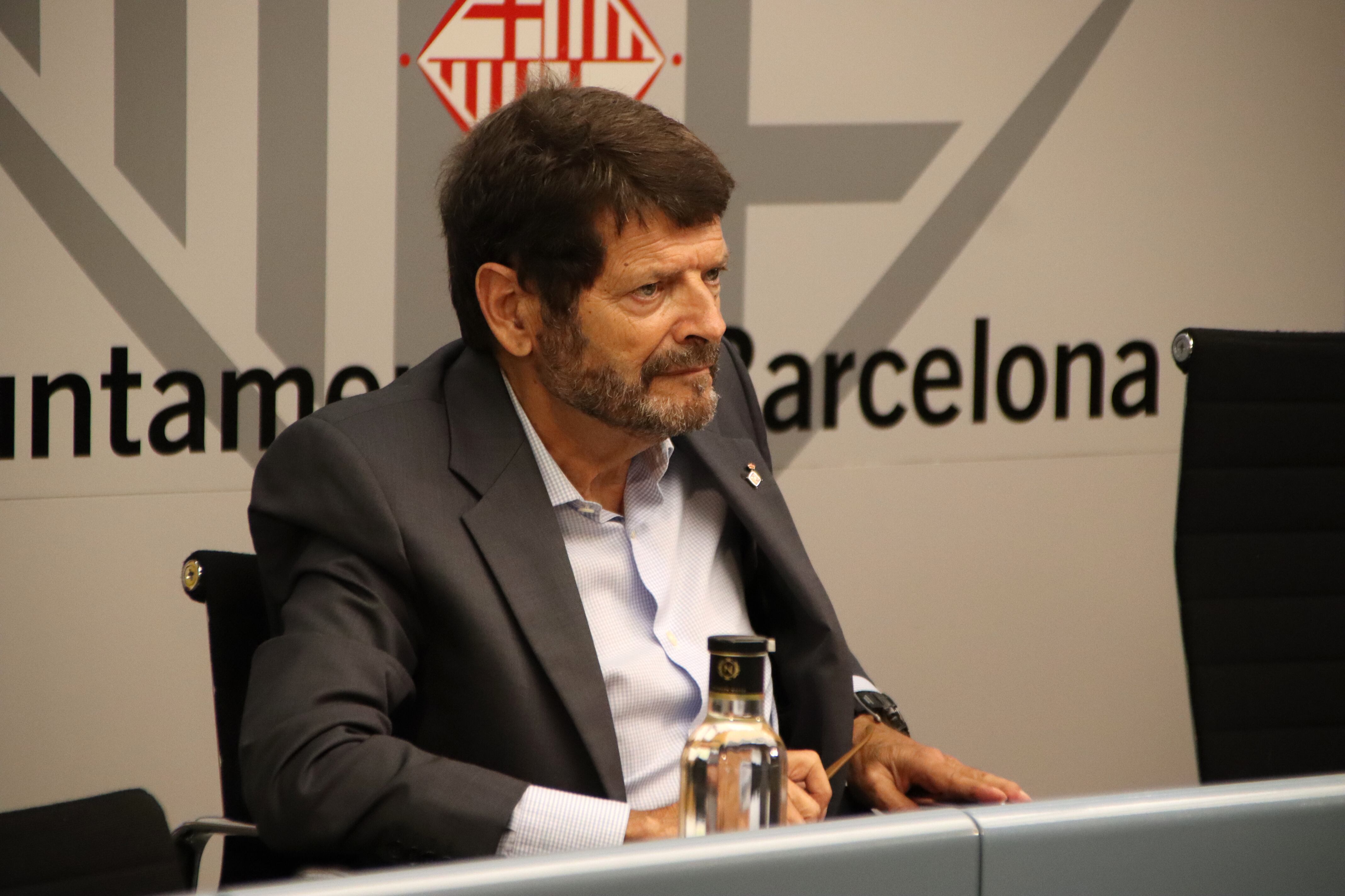 El tinent d&#039;alcaldia Albert Batlle en roda de premsa (ACN Blanca Blay)