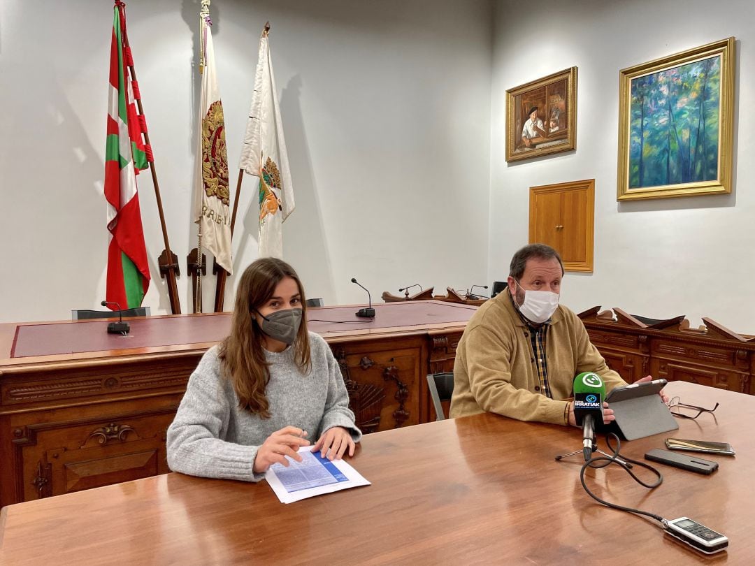 La delegada María Serrano y el alcalde Txomin Sagarzazu, anunciando el proyecto de participación ciudadana para completar el presupuesto del próximo año. 