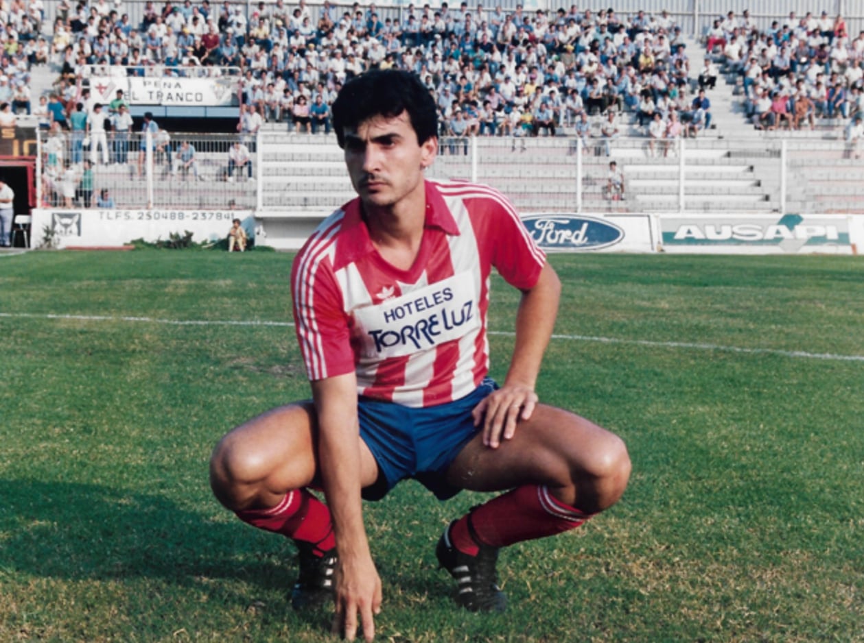 Monsi con la camiseta del Polideportivo Almería.