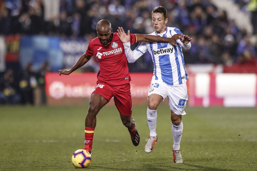 Dimitri Foulquier, del Getafe C.F. (i) y Mikel Vesga, del C.D. Leganés, disputan un balón durante el derbi de la primera vuelta en Butarque.