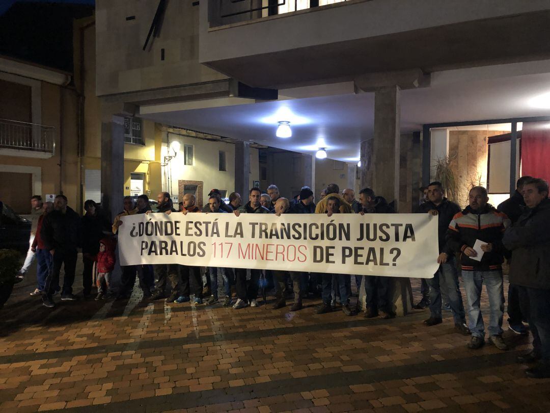 Parte de los trabajadores de Peal se concentraron este lunes en Villadangos 