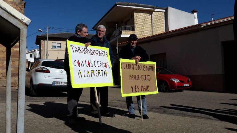 Carteles contra las macrogranjas en la concentración de Faramontanos el pasado mes de enero