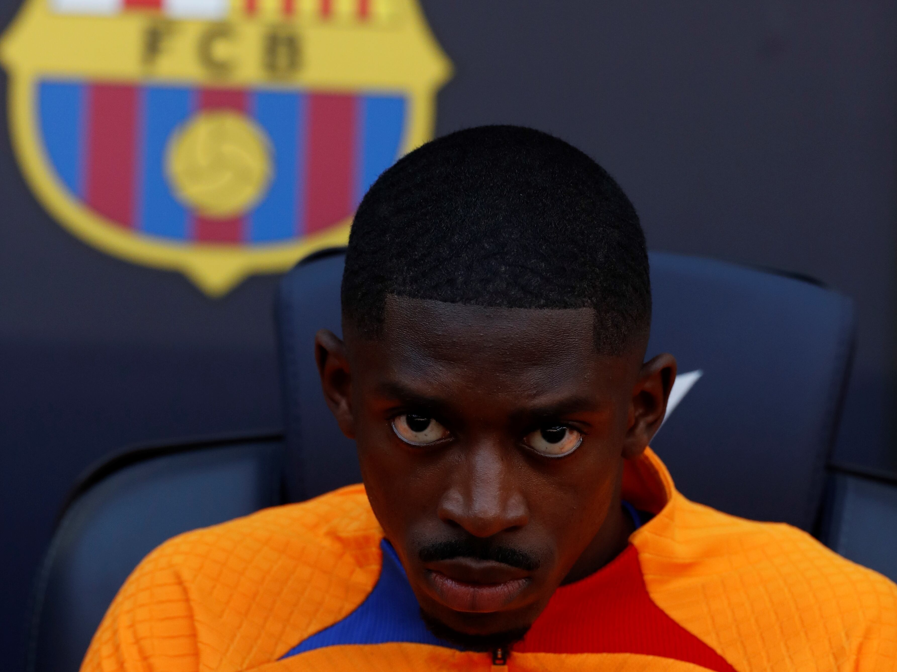 El delantero francés del FC Barcelona Ousmane Dembélé en el banquillo antes del partido de Liga que FC Barcelona y Atlético de Madrid disputan esta tarde en el estadio Camp Nou de Barcelona.