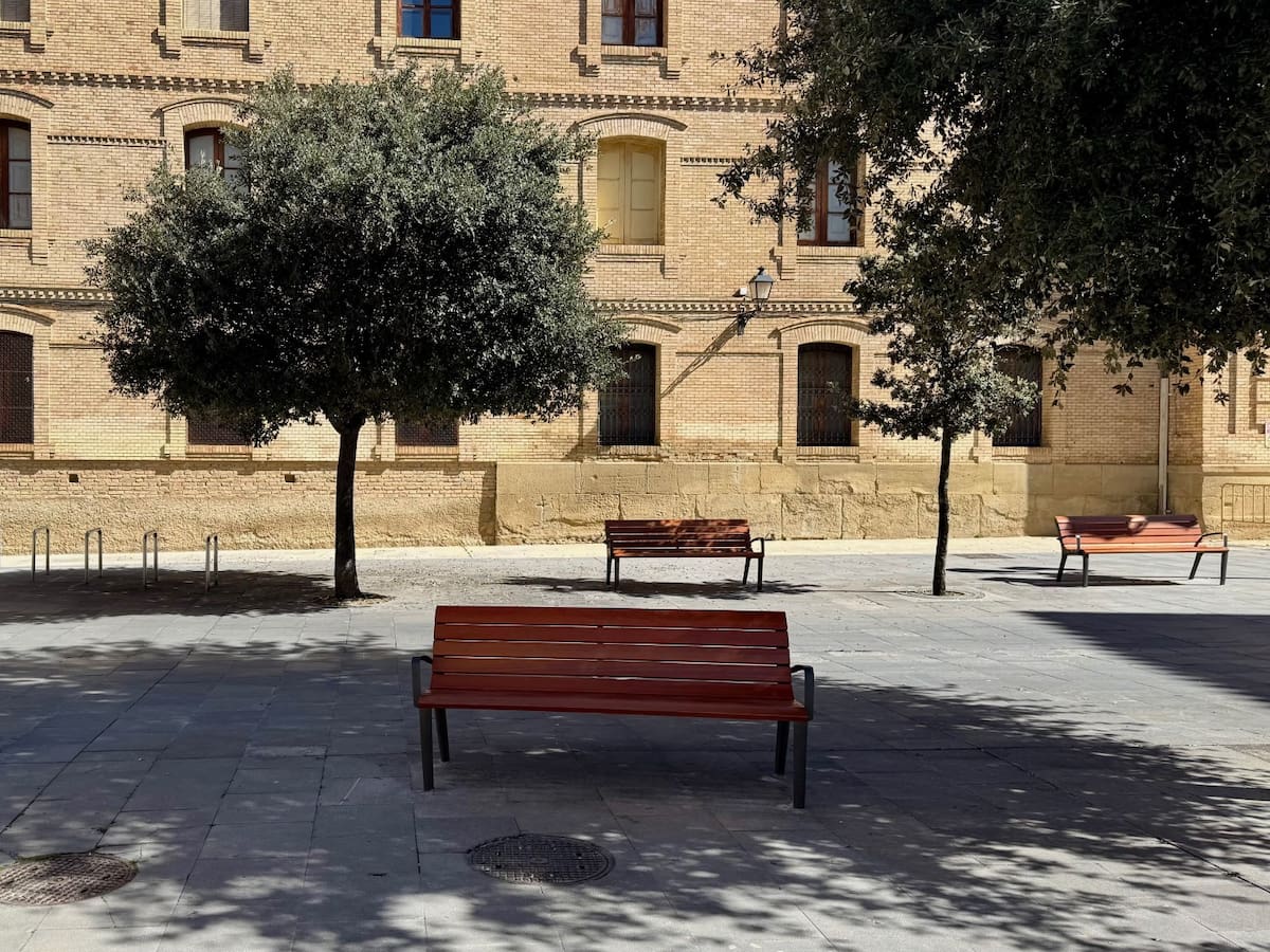 El Ayuntamiento de Huesca renueva y mejora 23 bancos en distintos espacios de la ciudad