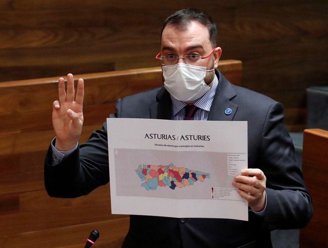 El presidente del Principado, Adrián Barbón, durante el pleno celebrado en la Junta. 