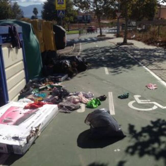 Estado del carril bici a su paso por la zona de Sotorebolo en Algeciras.