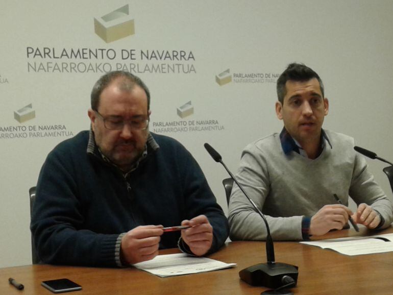 José Miguel Nuin y Joseba Eceolaza, portavoces de Izquierda Ezkerra, en la presentación de las iniciativas sobre Memoria Histórica en el fuerte de San Cristóbal