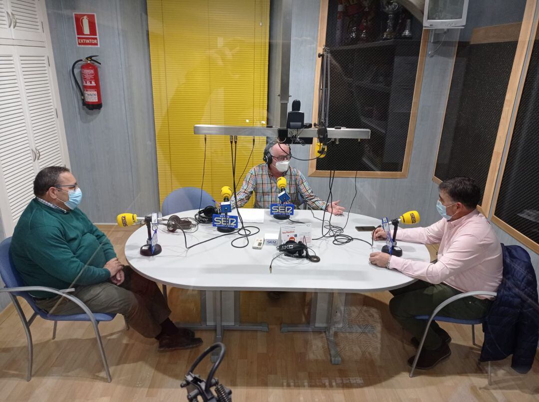 Momento de la entrevista, en nuestros estudios, a los dos representantes de Cáritas de Jódar