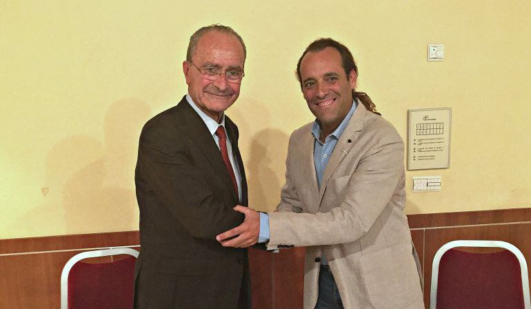 El candidato del PP, Francisco de la Torre, y el cabeza de perfil de Ciudadanos, Juan Cassà, durante el encuentro mantenido el pasado viernes para escenificar el inicio de las negociaciones