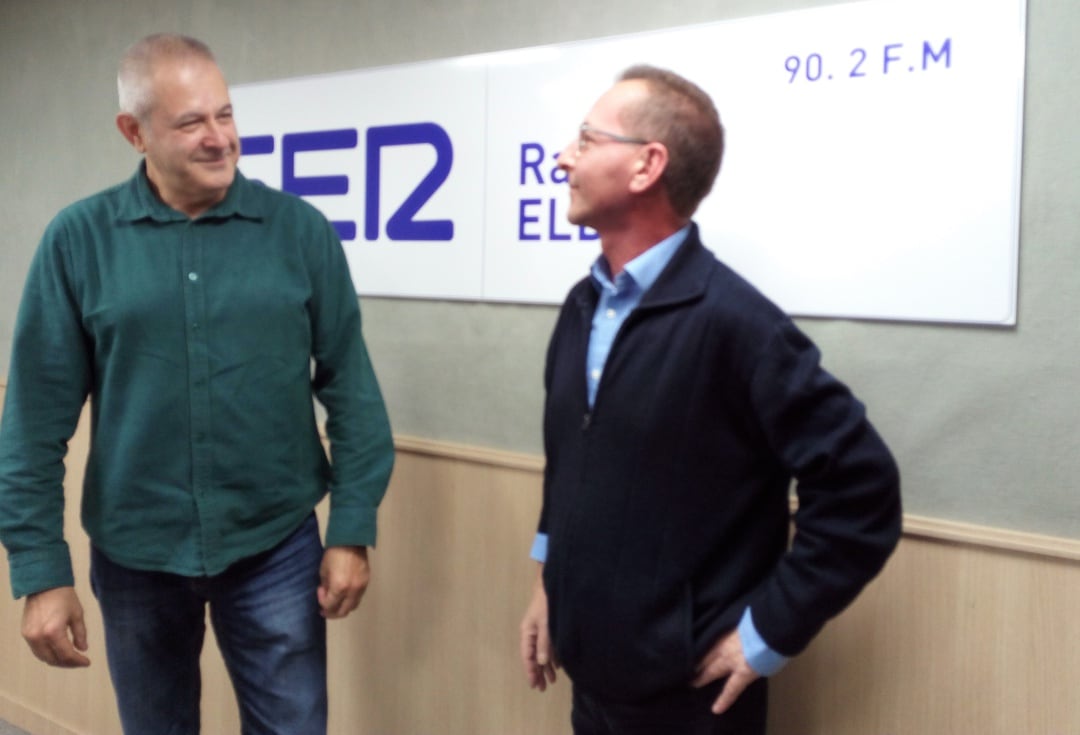 Ernesto López y Rodolfo Guarinos en el estudio de Radio Elda SER antes de comenzar la entrevista