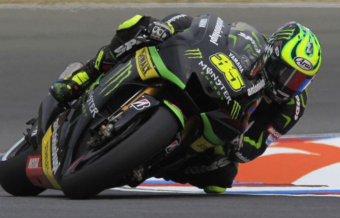 Cal Crutchlow toma una curva en Brno