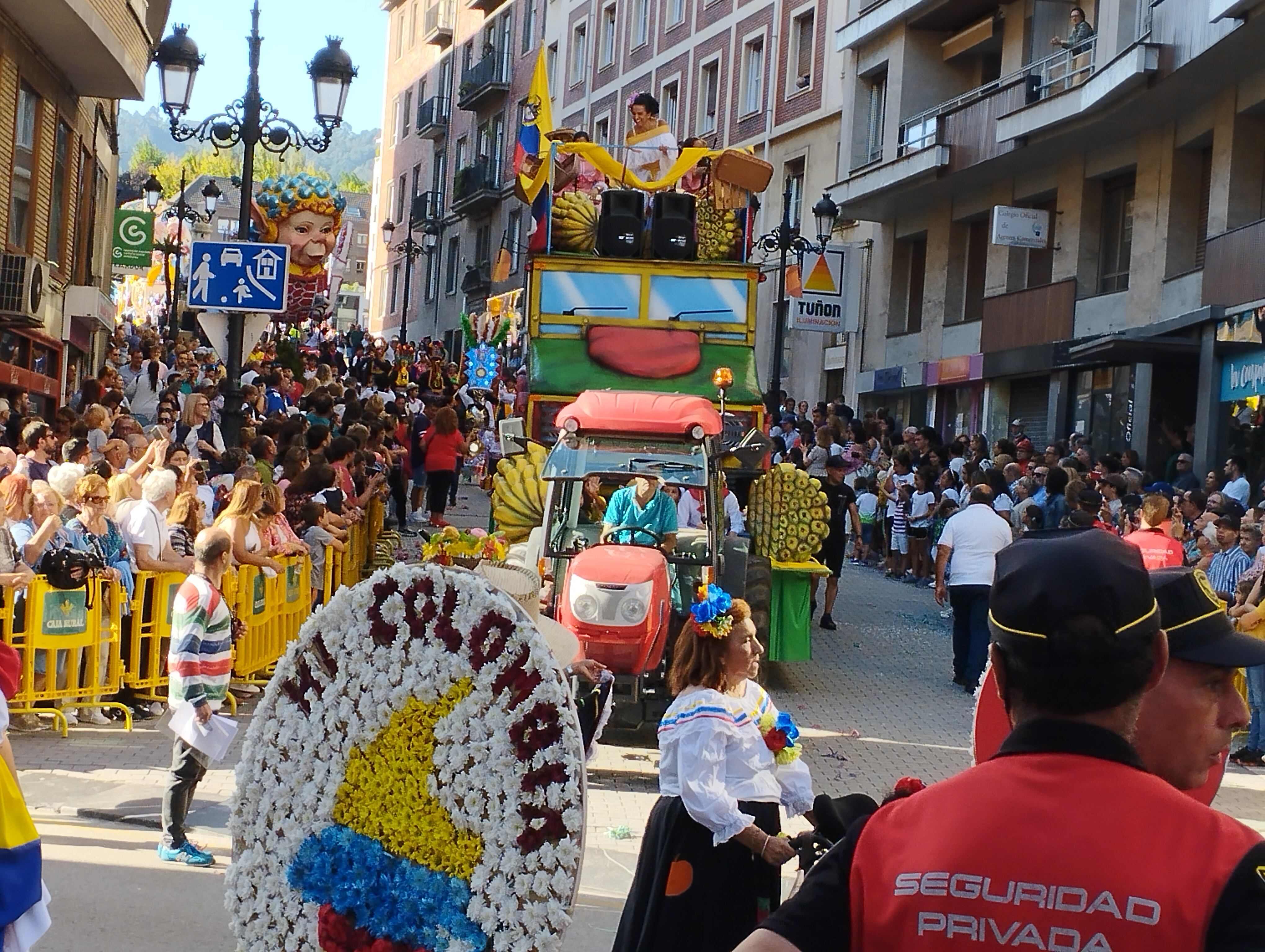 La carroza de Colombia en el inicio del desfile accediendo a la calle Independencia desde Viaducto Marquina.