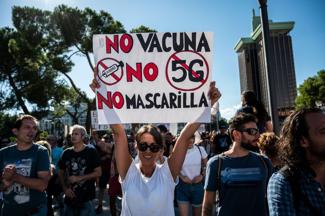 Varias personas ponen en riesgo su salud y la de quienes se encuentran a su alrededor en una manifestación antivacunas, antimascarillas, anti 5G... en Madrid el 16 de agosto