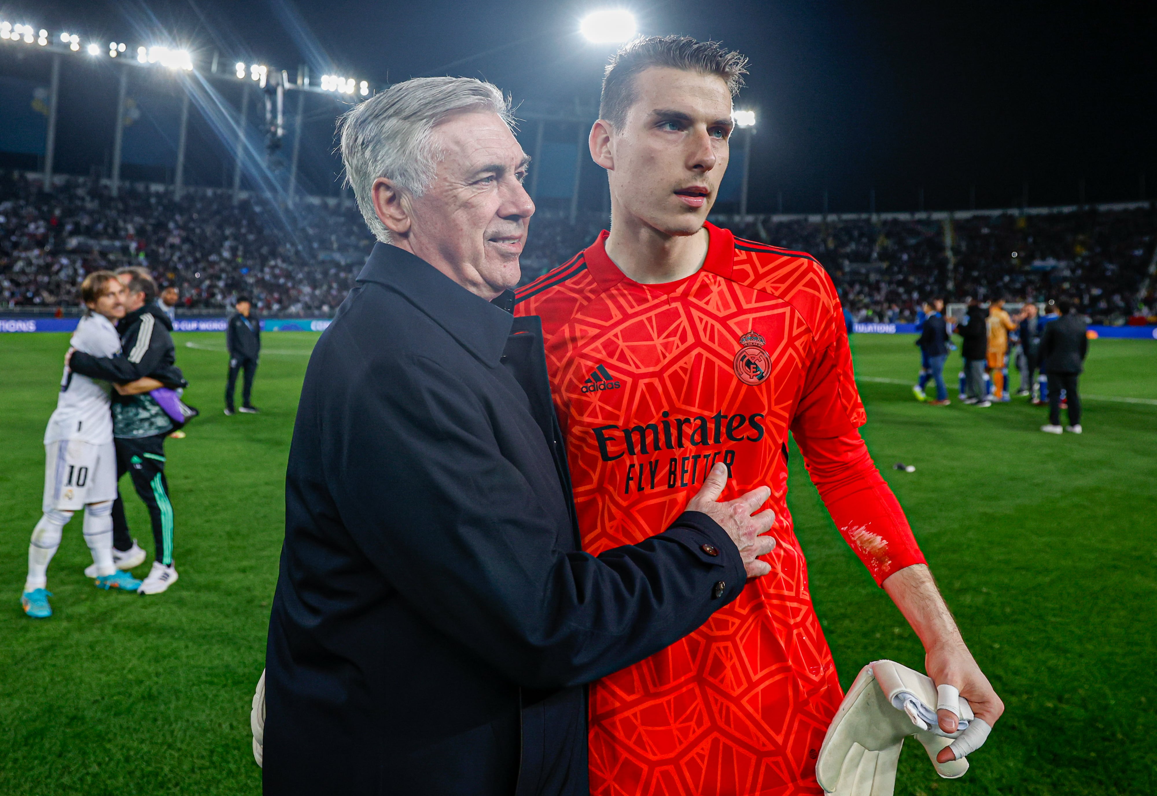 Andriy Lunin y Carlo Ancelotti se abrazan tras terminar la final del Mundial de Clubes. (Photo by Antonio Villalba/Real Madrid via Getty Images)