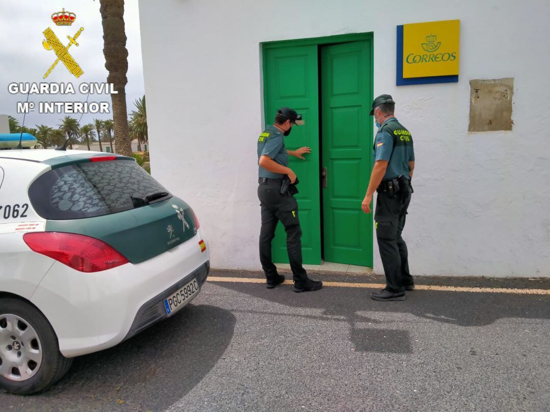 Agentes de la Guardia Civil en la oficina de Correos en la que se produjo el robo.