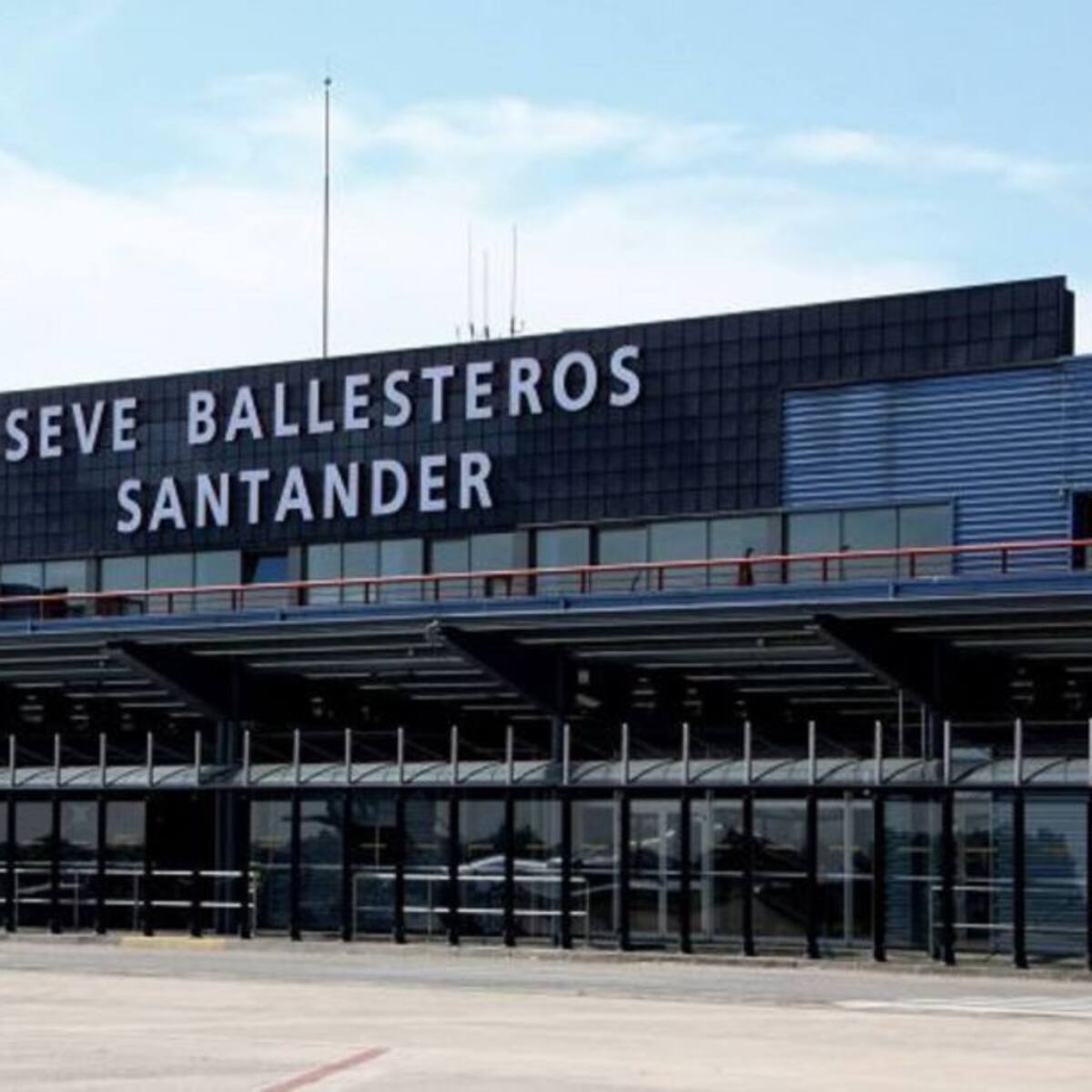 Las fuertes rachas de viento obligan a desviar dos vuelos del aeropuerto Seve Ballesteros-Santander