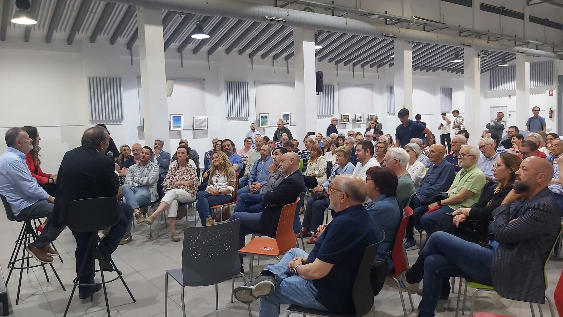 La sala Àgora ha tenido una amplia presencia de público para escuchar los discursos de Miquel Soler y Zulima Pérez, previos a la intervención de Manolo Gomicia