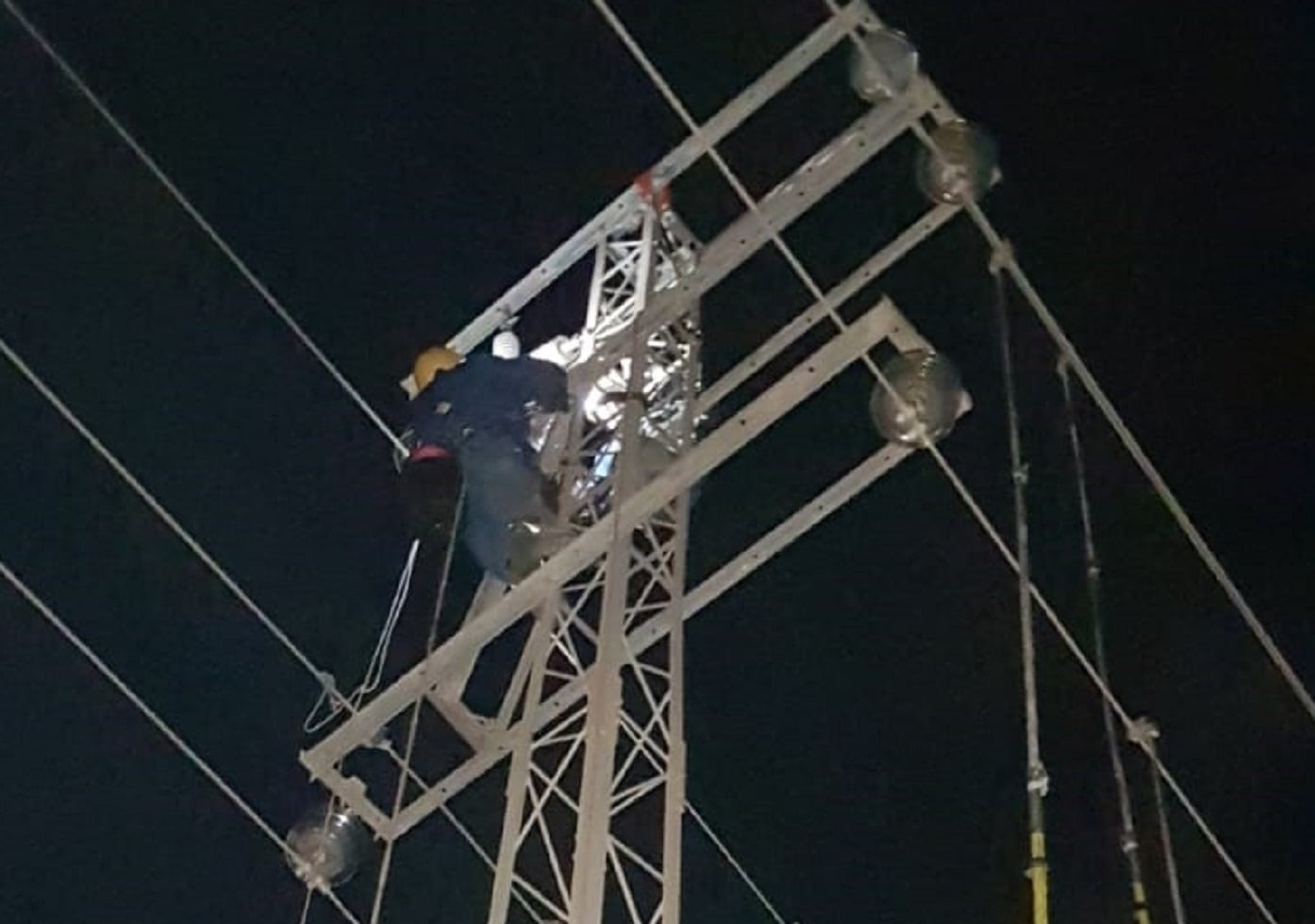 Un operario de Endesa trabajando en la zona