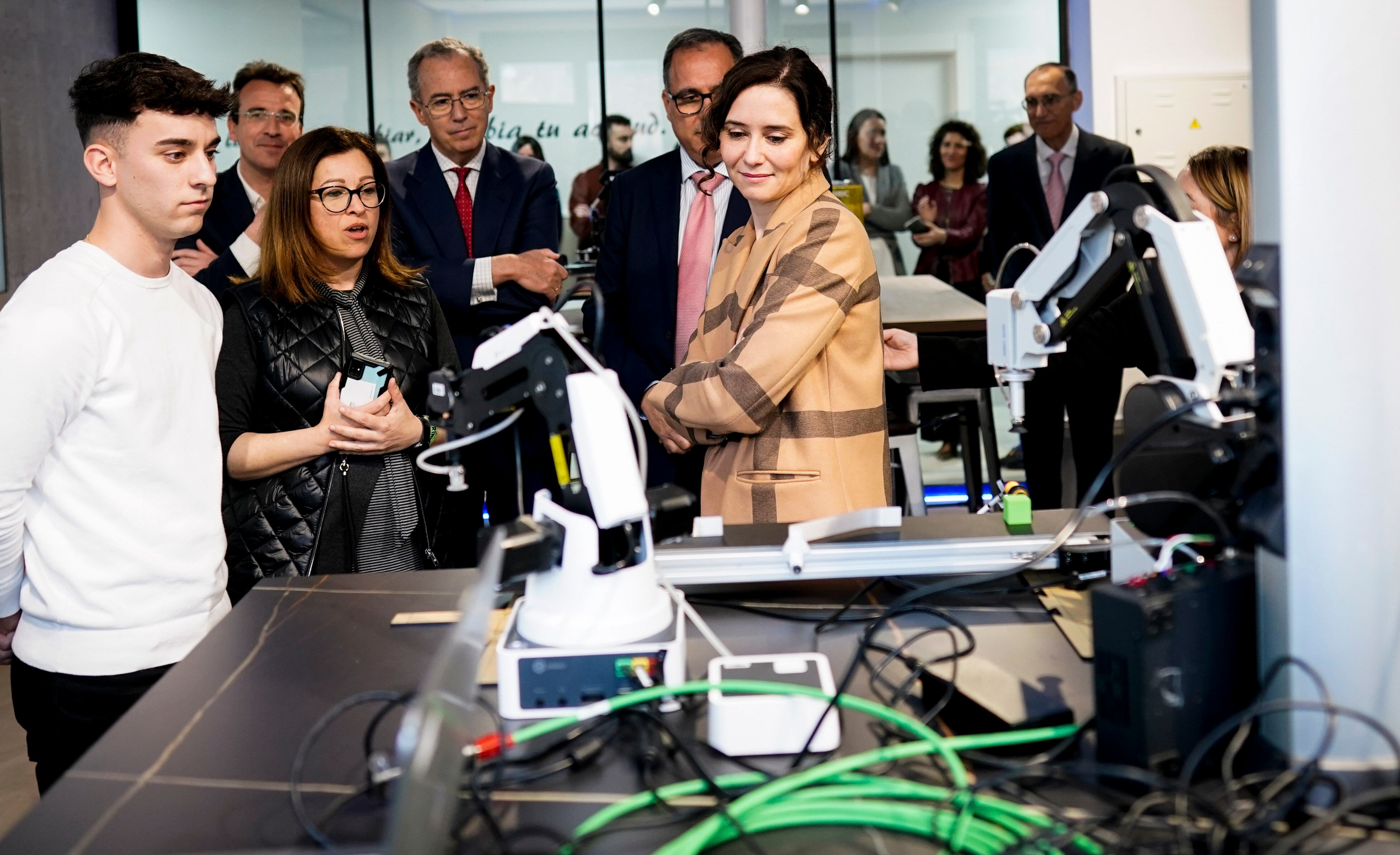 La presidenta de la Comunidad de Madrid, Isabel Díaz Ayuso  durante su visita a las instalaciones del Instituto de Formación Profesional Luis Vives de Leganés. EFE/ Comunidad De Madrid Prensa