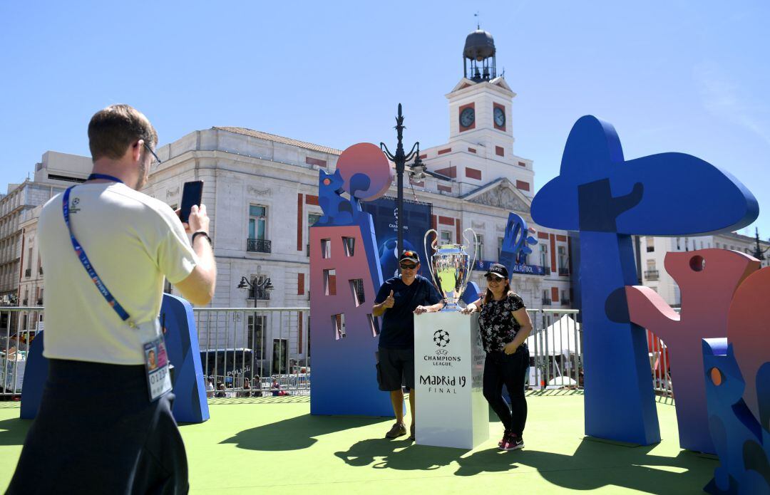 Aficionados posan en la Puerta del Sol en los actos previos de la final de la Champions