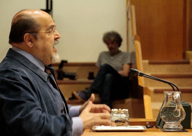 Txarli Prieto durante una intervención en el Parlamento vasco