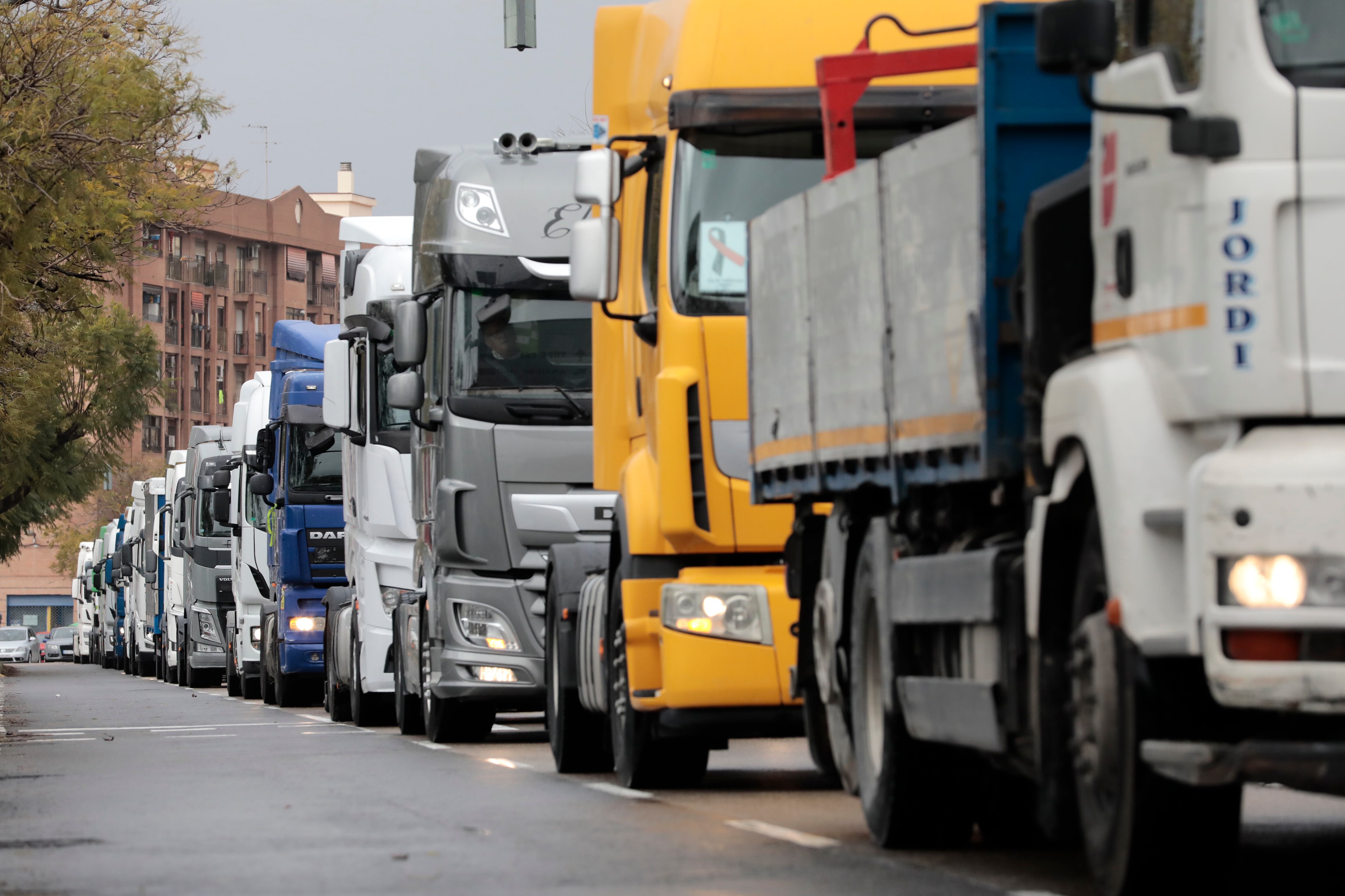 Una manifestación de camioneros en forma de &quot;marcha lenta&quot; el pasado mes de marzo en València.