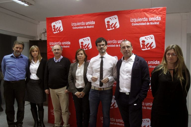 GRA260 MADRID 7/11/2014.- El coordinador madrileño de Izquierda Unidad (IU), Eddy Sánchez (3d), acompañado de los candidatos a la presidencia de la Comunidad de Madrid, Mauricio Valiente (i), Tania Sánchez (2i), y Julián Sánchez (3i); y a la Alcaldía de Madrid, Lali Vaquero (c), José Antonio Moreno (2d), y Raquel López (d), durante la presentación de candidatos a las primarias hoy en la sede de IU, en Madrid. EFE/Hugo Ortuño