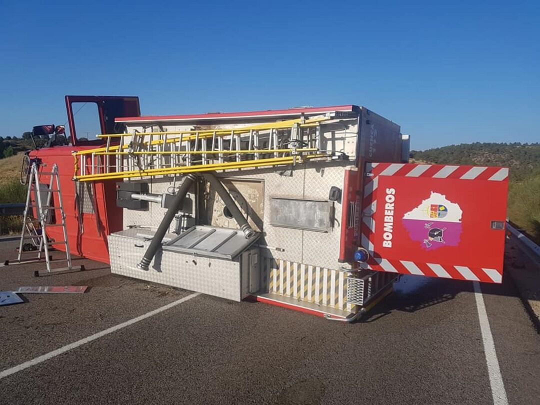 Vuelco de un camión de bomberos del parque de Motilla del Palancar 