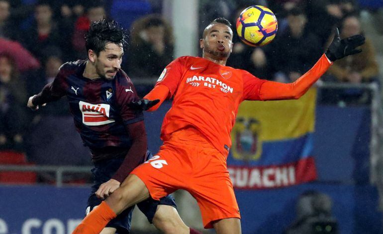 Oliveira pelea un balón con En-Nesyri en el partido disputado en Ipurua