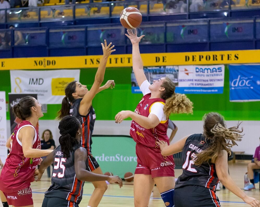Lanzaroteñas y sevillanas disputando el balón.