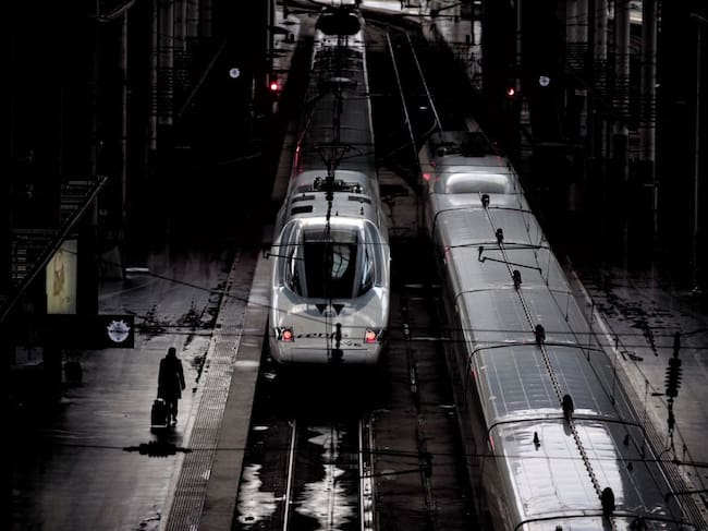 Dos trenes estacionados en la vía de la estación de AVE y Renfe de Atocha
