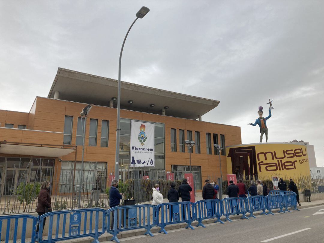 Vacunación masiva en el Museu Faller de Gandia