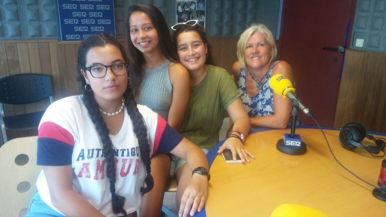 Las deportistas y su entrenadora, en los estudios de Radio Ibiza SER