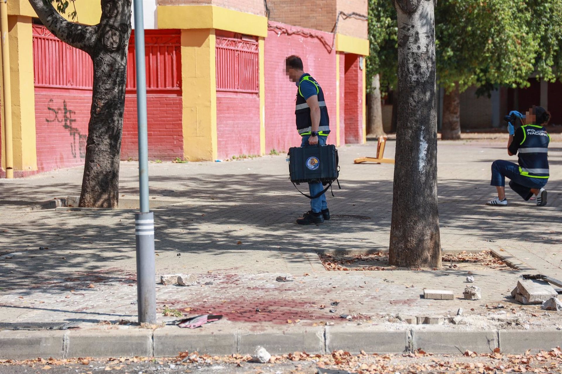 03/06/2024 Efectivos de la Policía científica inspeccionan el lugar donde se ha producido el tiroteo. A 3 de junio de 2024, en Sevilla (Andalucía, España). Una persona ha fallecido en la madrugada de este lunes como consecuencia de una reyerta acontecida en la calle Victoria Domínguez Cerrato del Polígono Sur de Sevilla, donde además varias personas más han resultado heridas por arma de fuego o arma blanca.
POLITICA 
Rocío Ruz - Europa Press
