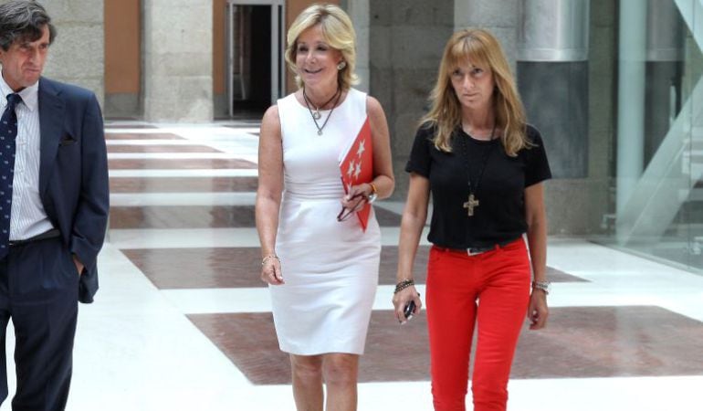 La expresidenta madrileña Esperanza Aguirre, junto a la que fue su directora de comunicación, Isabel Gallego, en una foto de archivo