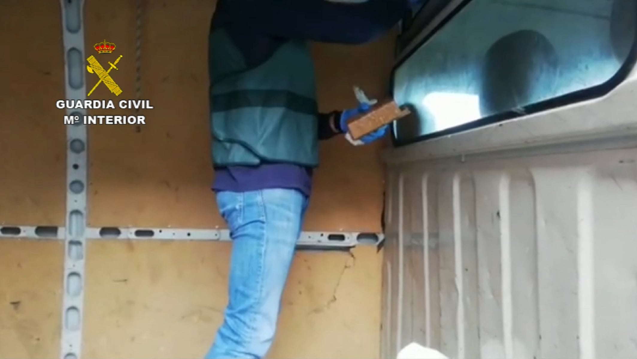 Los detenidos ocultaban la droga en el interior de la furgoneta