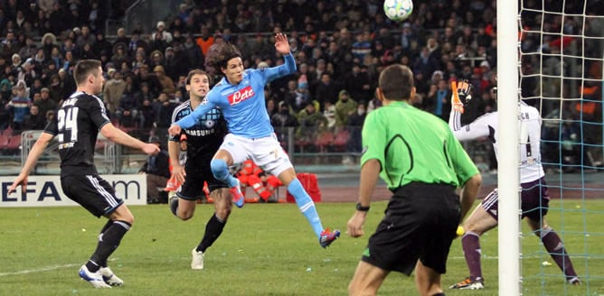 El jugador del Nápoles Edinson Cavani marca ante el Chelsea en la Champions