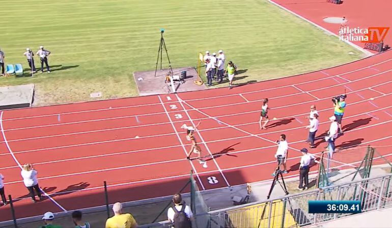 Lidia Sánchez utilizó sus últimas fuerzas para levantar los brazos en el momento de cruzar la línea de meta.