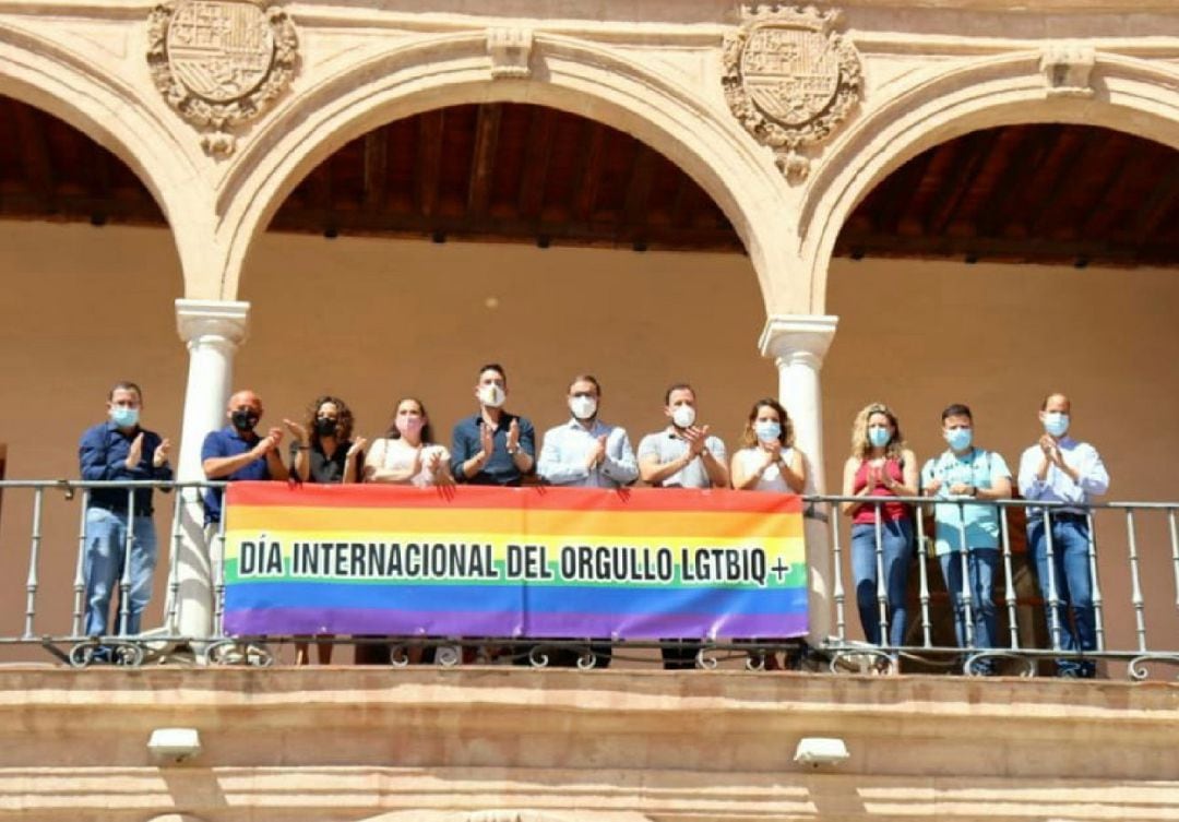 La bandera arcoíris ondea ya en el balcón del Ayuntamiento de Lorca y da comienzo la conmemoración del Día del Orgullo.